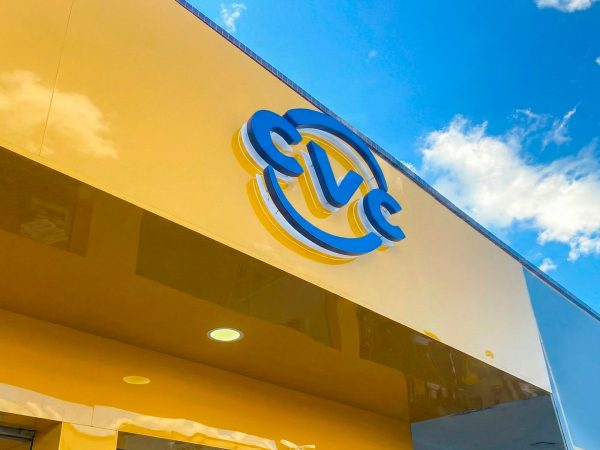 lasersign-empresa-brasilia-fachada-em-acm-e-letras-caixa-com-iluminacao-led-1920x1080-cvc