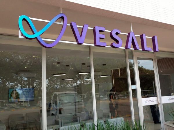 lasersign-empresa-brasilia-letra-caixa-iluminada-1920x1080-versali