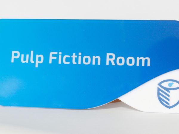 lasersign-sinalizacao-e-projetos-empresa-brasilia-acessibilidade-1920x1080-pulp-fiction-room