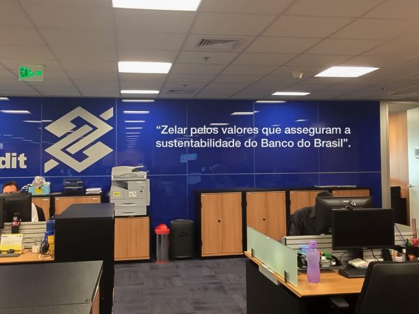 lasersign-sinalizacao-e-projetos-empresa-brasilia-adesivos-e-lonas-1920x1080-banco-do-brasil-01