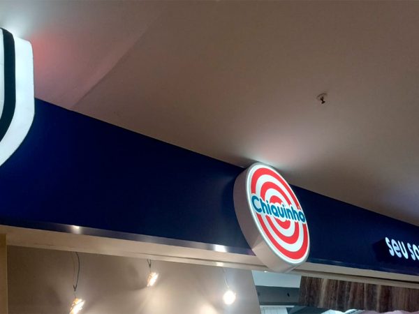 Fachada ACM Logo Iluminada