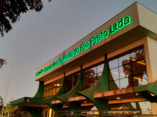 Fachada ACM Letra Caixa Iluminação Sombra