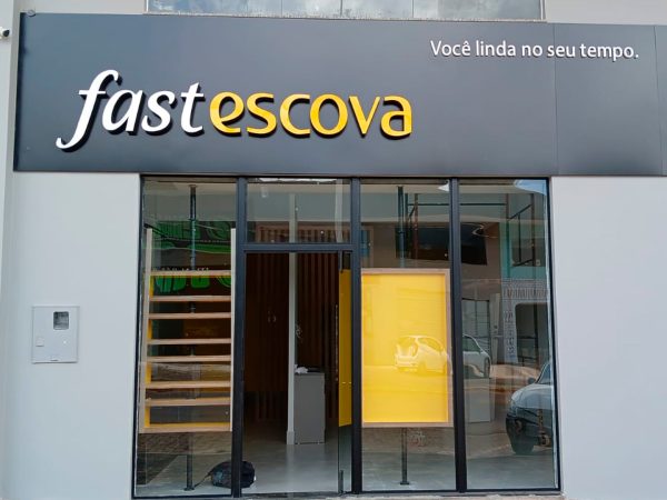 Fachada ACM Logo Iluminada