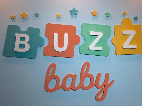 lasersign-sinalizacao-e-projetos-empresa-letreiros-em-acrilico-e-pvc-brasilia-1920x1080-buzz-baby