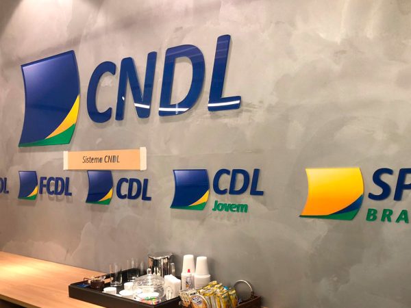 lasersign-sinalizacao-e-projetos-empresa-letreiros-em-acrilico-e-pvc-brasilia-1920x1080-cndl-01