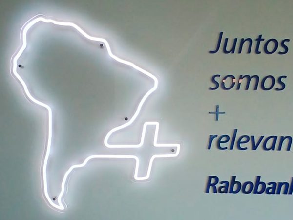 lasersign-sinalizacao-e-projetos-empresa-letreiros-em-acrilico-e-pvc-brasilia-1920x1080-rabo-bank-01